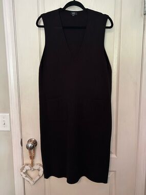 Sleeveless V-Neck Black Knit Dress